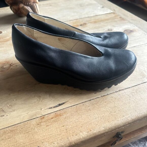 FLY LONDON YAZ BLACK WEDGES - Picture 2 of 8